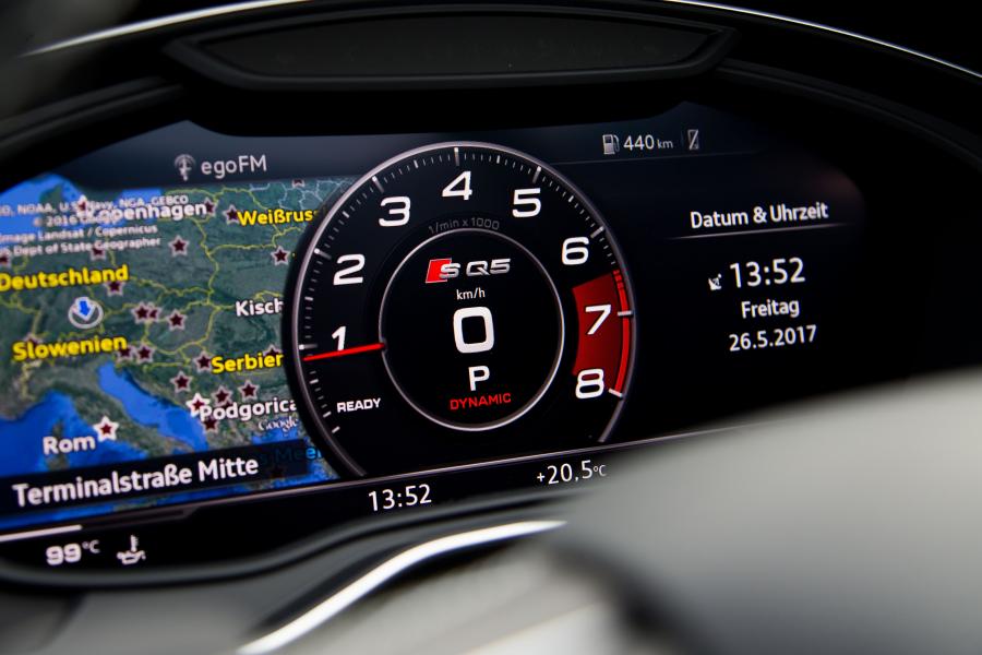 Панель приборов Audi SQ5 3.0 TFSI 2017 года  (WW) (фото 37 из 48)